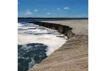 australia-beach-sinkhole