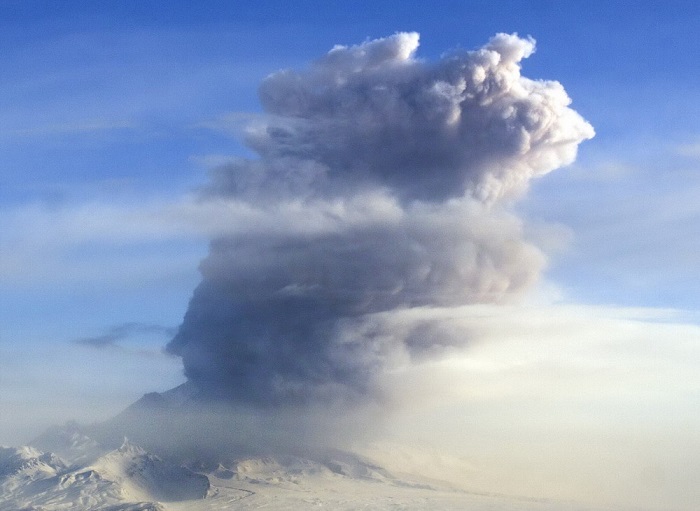 ITAR-TASS: KAMCHATKA TERRITORY, RUSSIA. JUNE 3, 2013. Shiveluch volcano spewing ash as high as 7,5 km above sea level. (Photo ITAR-TASS / Institute of Volcanology and Seismology of the Far Eastern Branch of the Russian Academy of Sciences) Ðîññèÿ. Êàì÷àòñêèé êðàé. 5 èþíÿ. Ïåïëîâûé âûáðîñ íà âóëêàíå Øèâåëó÷. Ôîòî ÈÒÀÐ-ÒÀÑÑ/ ÈÂèÑ ÄÂÎ ÐÀÍ