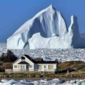 北極で何か起きている？　カナダ・ニューファンドランド島東部の沿岸に、またも巨大氷山が流れ着く