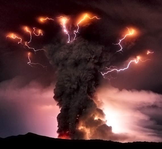 地質活動の活発化の中で「2011年の黙示録」を思い出す。そのひとつである南米チリ・プジェウエ山の信じがたい光景を作り出した噴火の様相