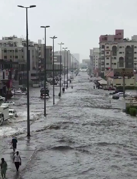 砂漠の上のサウジアラビアの都市ジッダがかつてないような大洪水に見舞われる 地球の記録 アース カタストロフ レビュー