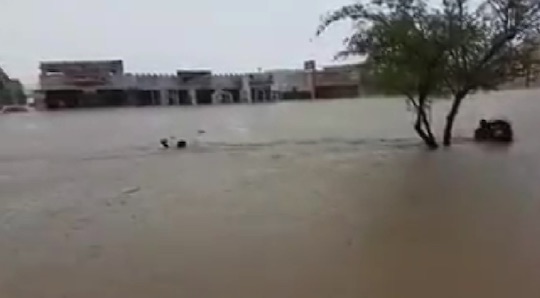 アラビア半島の東部での雨と雹が降りやまず 次第に 聖書的 な洪水状態へ 地球の記録 アース カタストロフ レビュー