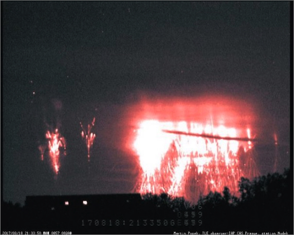 オクラホマの空を飾った巨大なクラゲのような赤い光学現象スプライト 地球の記録 アース カタストロフ レビュー