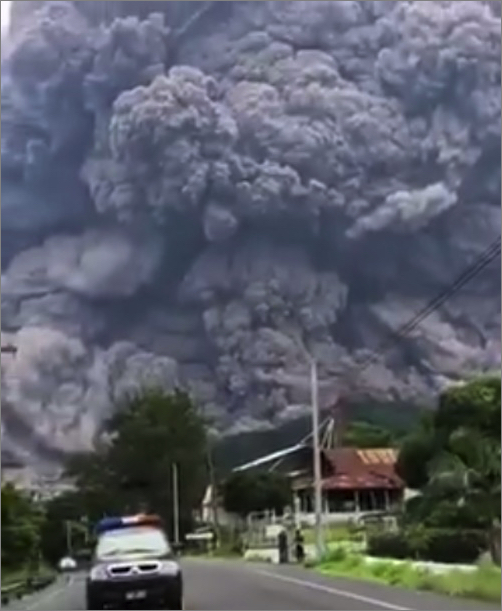 中米グアテマラで２つめの火山が噴火 フエゴ山の死者が100名に達する中 首都グアテマラシティ近郊にあるパカヤ山が活動を始める 地球の記録 アース カタストロフ レビュー