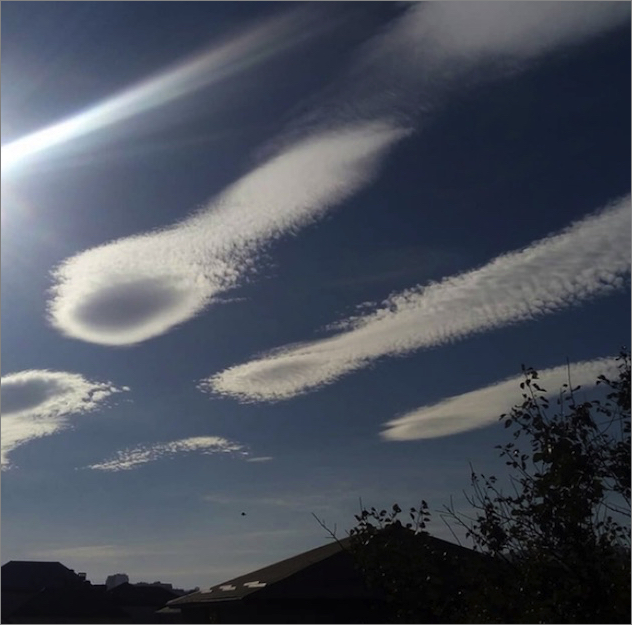 ロシア西部ノヴォロシースクで「生き物のように」空に漂い続けた魅力的なレンズ雲たち