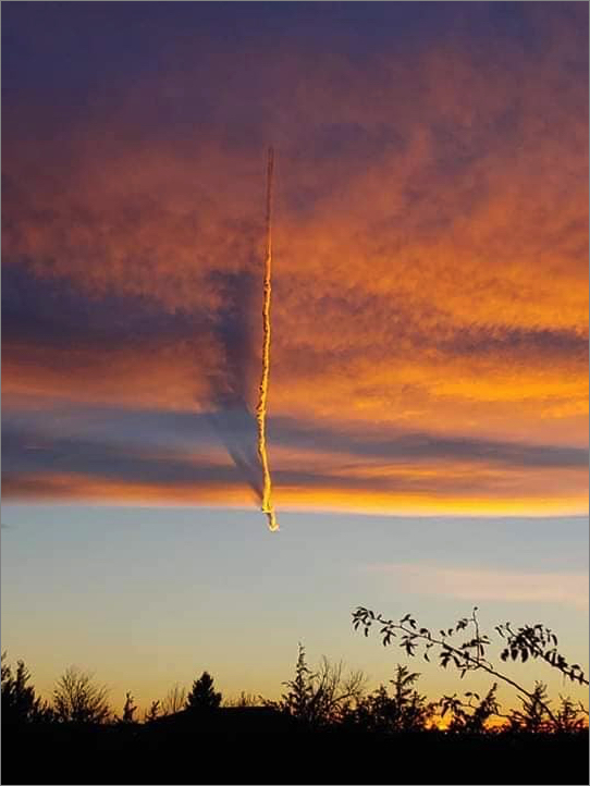 米国デンバーで観測された不思議な現象の正体は飛行機雲か あるいは宇宙からの落下物か あるいは 地球の記録 アース カタストロフ レビュー