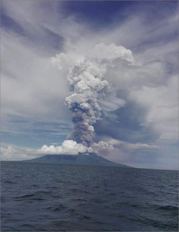 パプアニューギニアのマナム火山で「13キロメートル超」の噴煙を上げる大噴火が発生